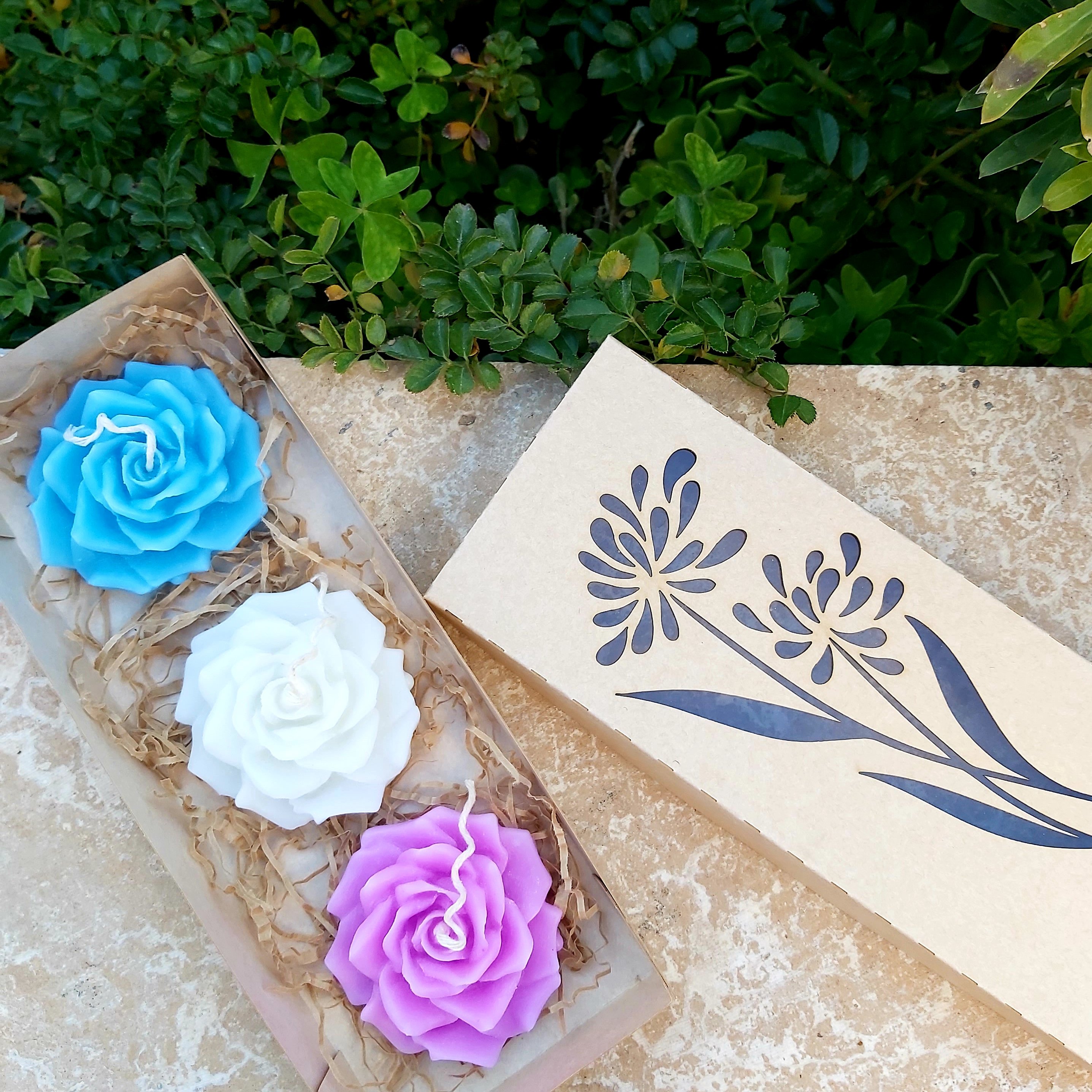 شمع روی آبی گل بهمراه هدیه