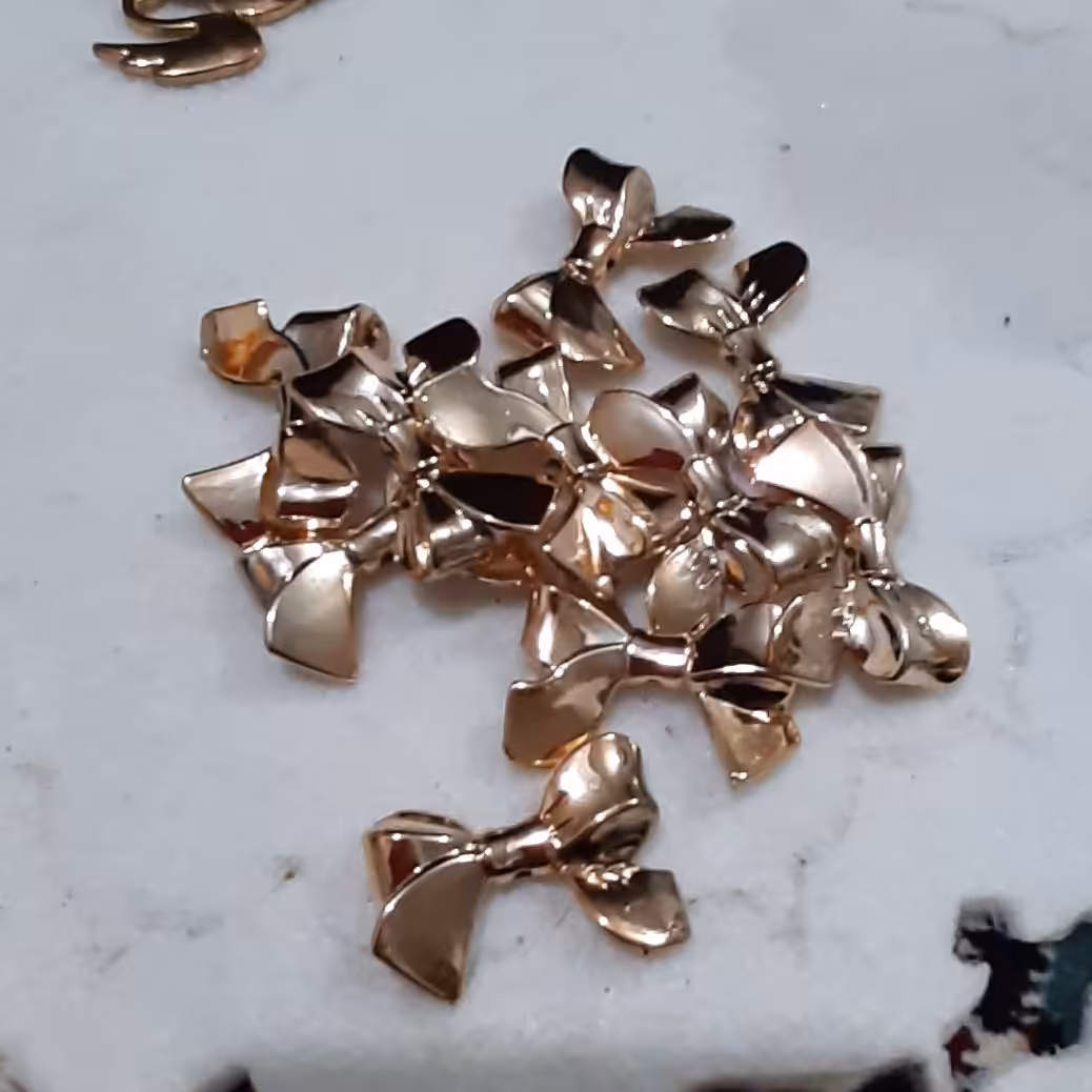 پاپیون طلایی . مناسب کش مو و لباس و تزیین کیف و کفش و.. .قابلیت دوخت  عرض 3 سانت