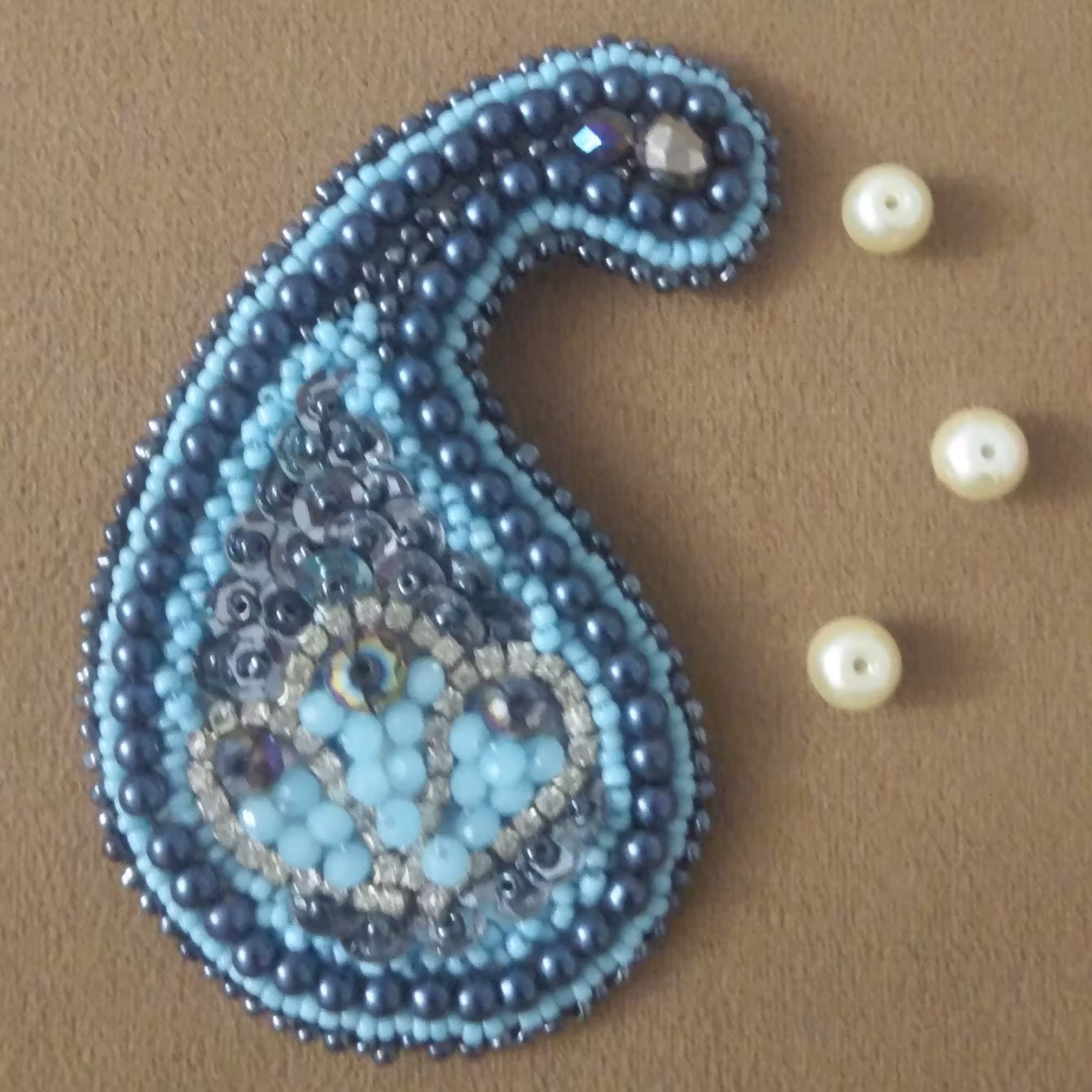 گل سینه جواهر دوزی