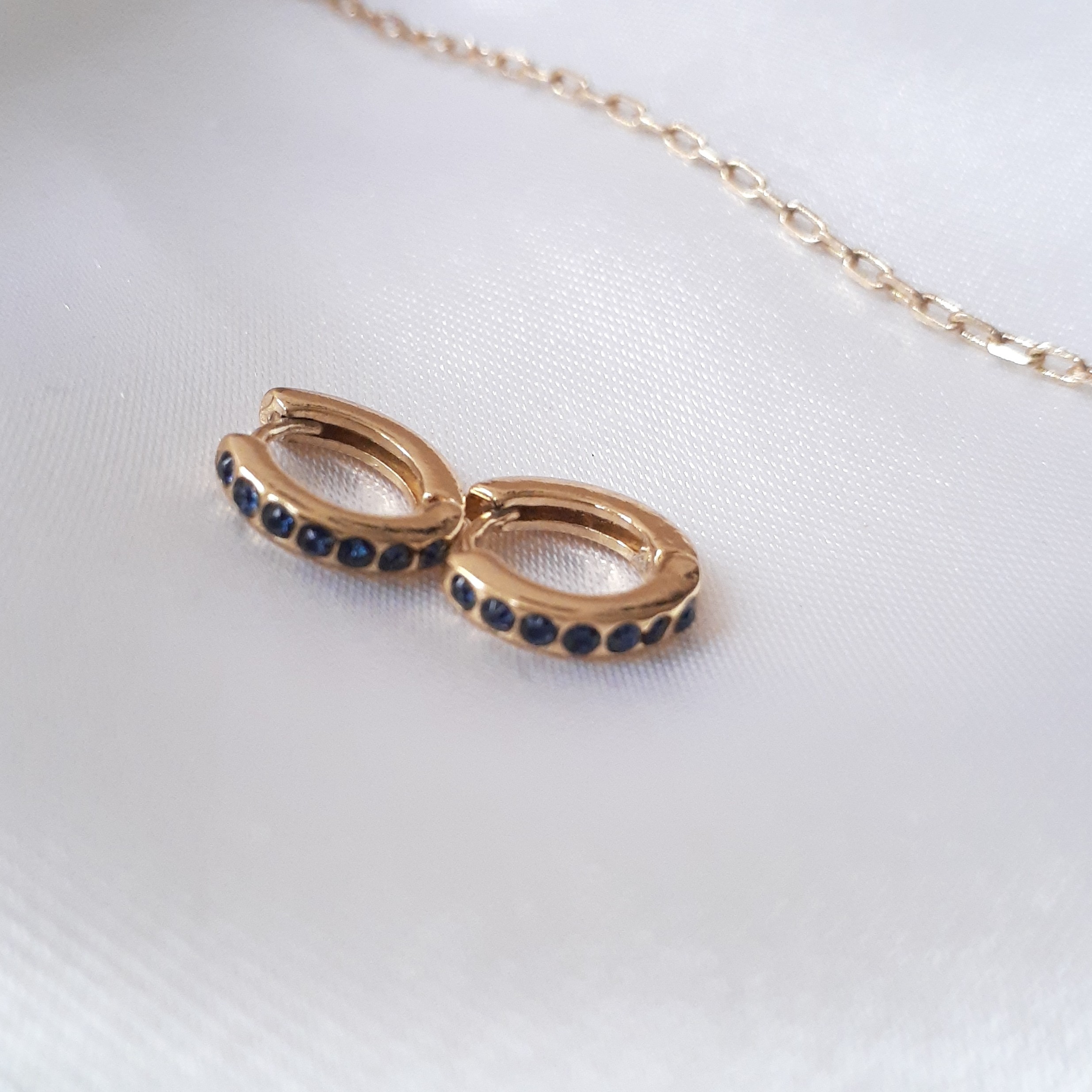 گوشواره حلقه ای کوچک نگین آبی روکش طلا رنگ ثابت