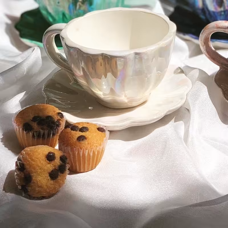 فنجان نعلبکی صدفی سفید سرامیکی با لعاب هفت رنگ 