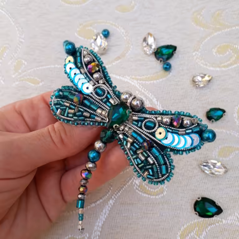 سنجاق سینه جواهر دوزی طرح سنجاقک