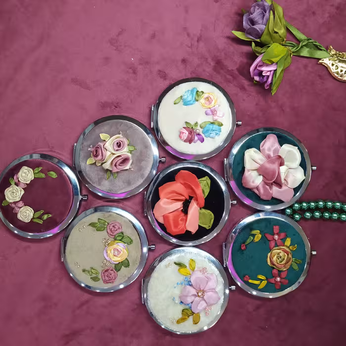 آینه استیل  تاشو روباندوزی.یکطرف با بزرگنمایی بیشتر