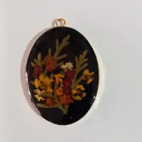 مدال رزینی با گل خشک و برگ طبیعی 