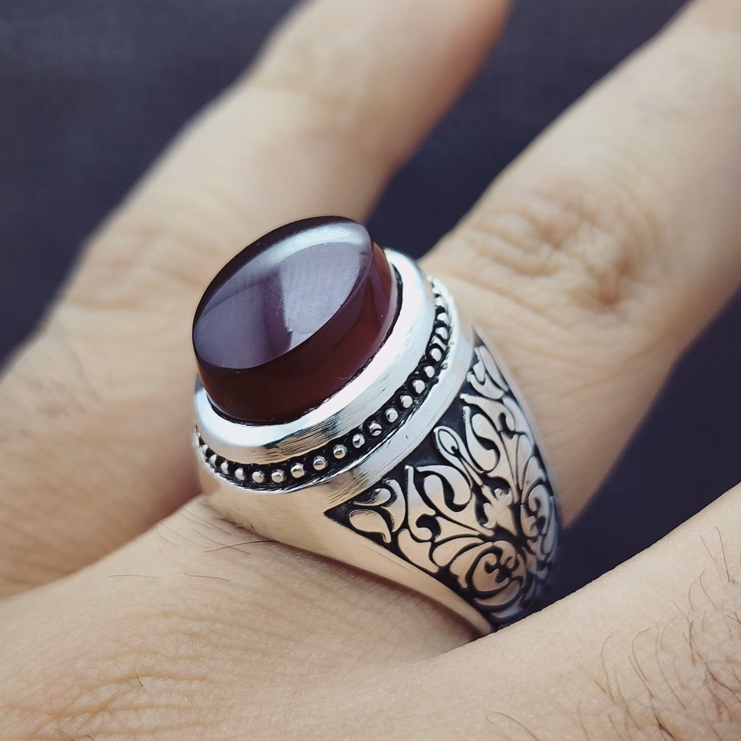 عقیق یمنی درجه یک اصلی و معدنی با رکاب نقره مردانه گوارسه دار تمام دستساز شناسنامه دار