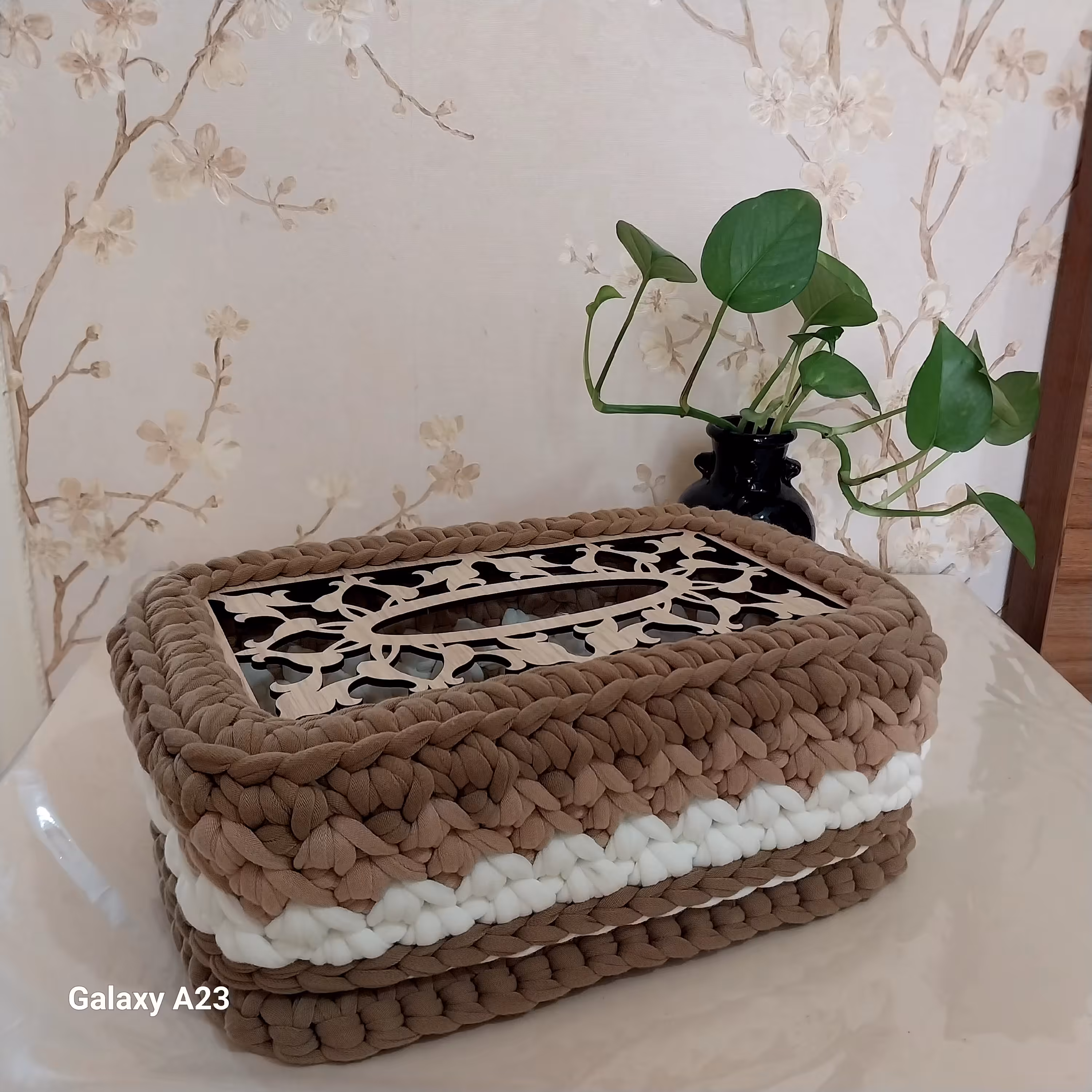 جا دستمال کاغذی تریکو با بافت کجراه و کفی و در چوبی