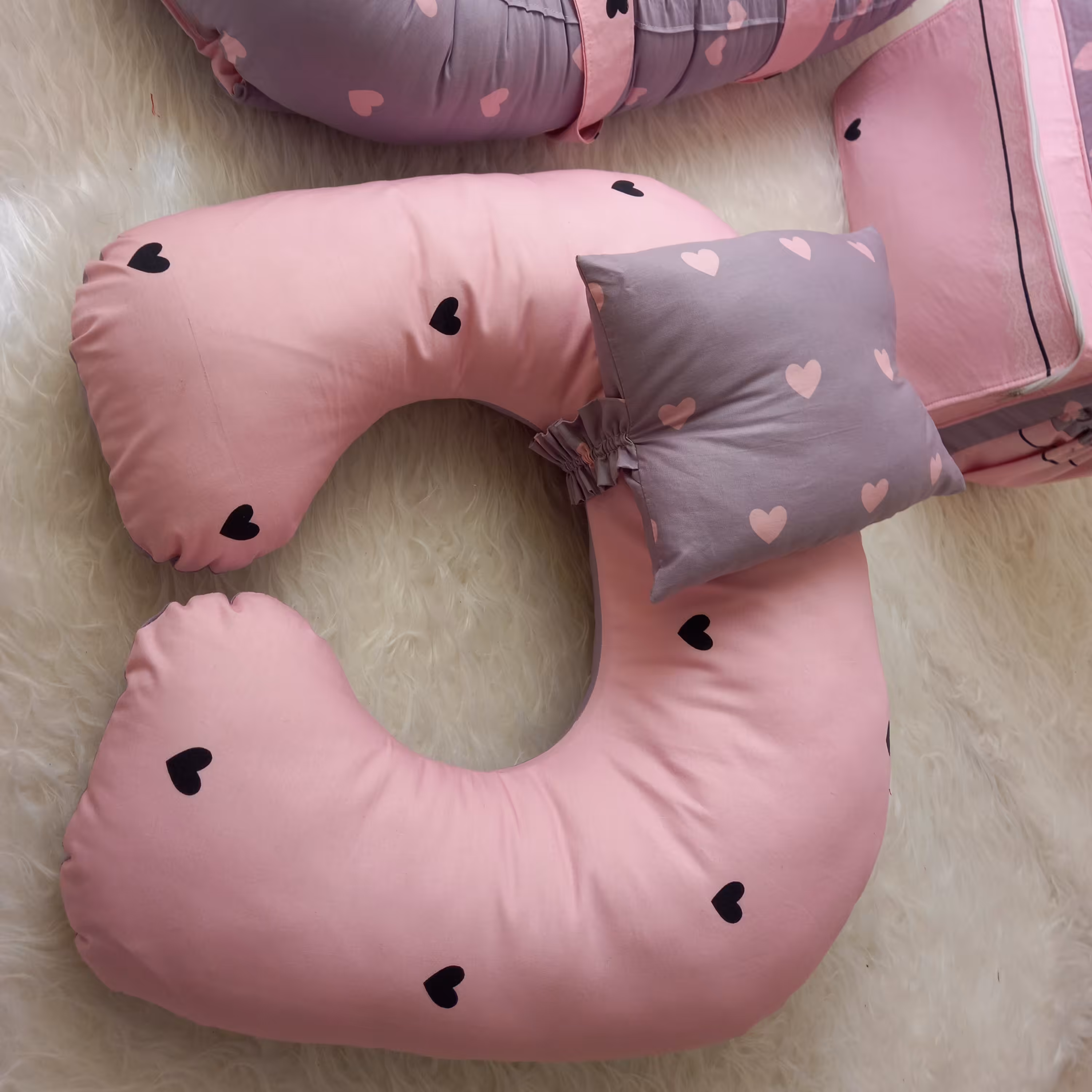 بالش شیر دهی یه بالش دو منظوره هم برای سهولت کار شیر دهی و هم کمک به نشستن نوزاد 