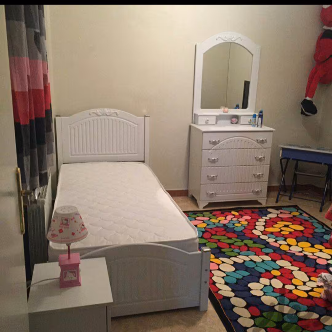 تخت خواب یک نفره200در90 ارسال باباربری وهزینه ارسال با فروشنده داخل استان قم میباشد