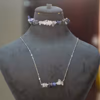 ست گردنبند و دستبند دستساز با سنگ رز کوارتز و سولادیت دارای زنجیر استیل ضد زنگ درجه یک 