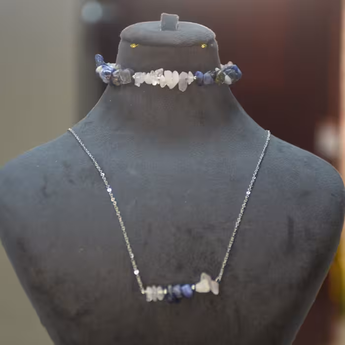 ست گردنبند و دستبند دستساز با سنگ رز کوارتز و سولادیت دارای زنجیر استیل ضد زنگ درجه یک 