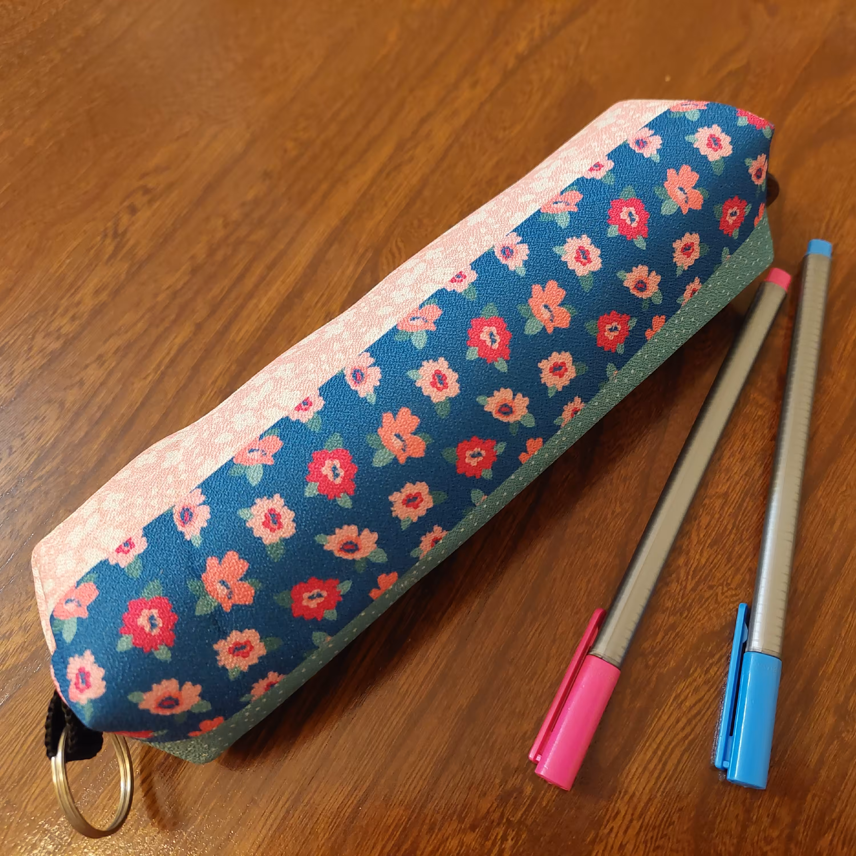 جامدادی، آویز کوله پشتی و کیف آرایشی(فانتزی، شیک، کیوت، باکیفیت و جادار(طرح گلگلی گل های صورتی))