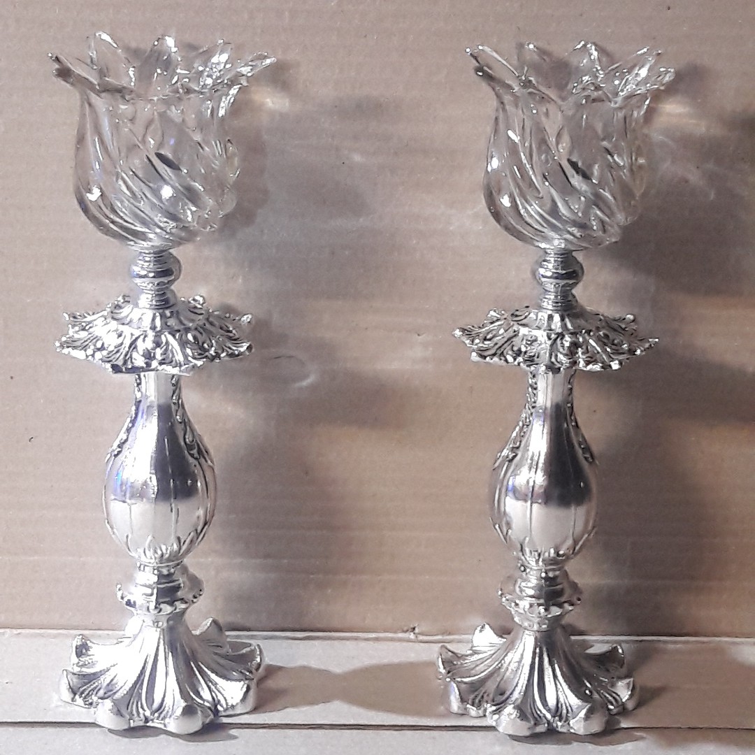 شمعدان سایز متوسط مناسب آینه ها با سایز 55و 60 میباشد در آبکاری زرد ونقره ومسی پس کرایه وهزینه ارسال به عهده مشتری است