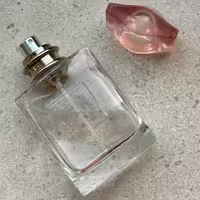 اسانس باکارات رژ سفید لنارایحه با برند Luzi و Roberte با رایحه عنبر چوب و گل پوست عطری مناسب بانوان و آقایان