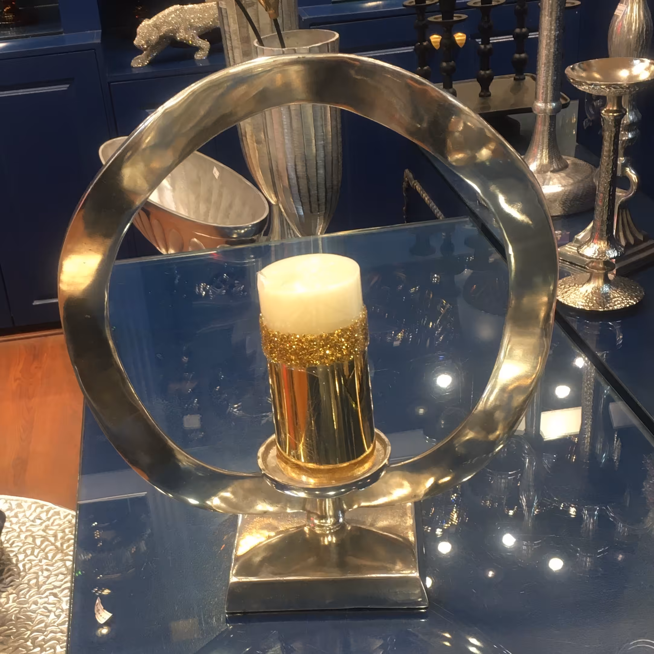 شمعدان آلومینیوم رنگ ثابت کار دست در دو سایز موجود میباشد