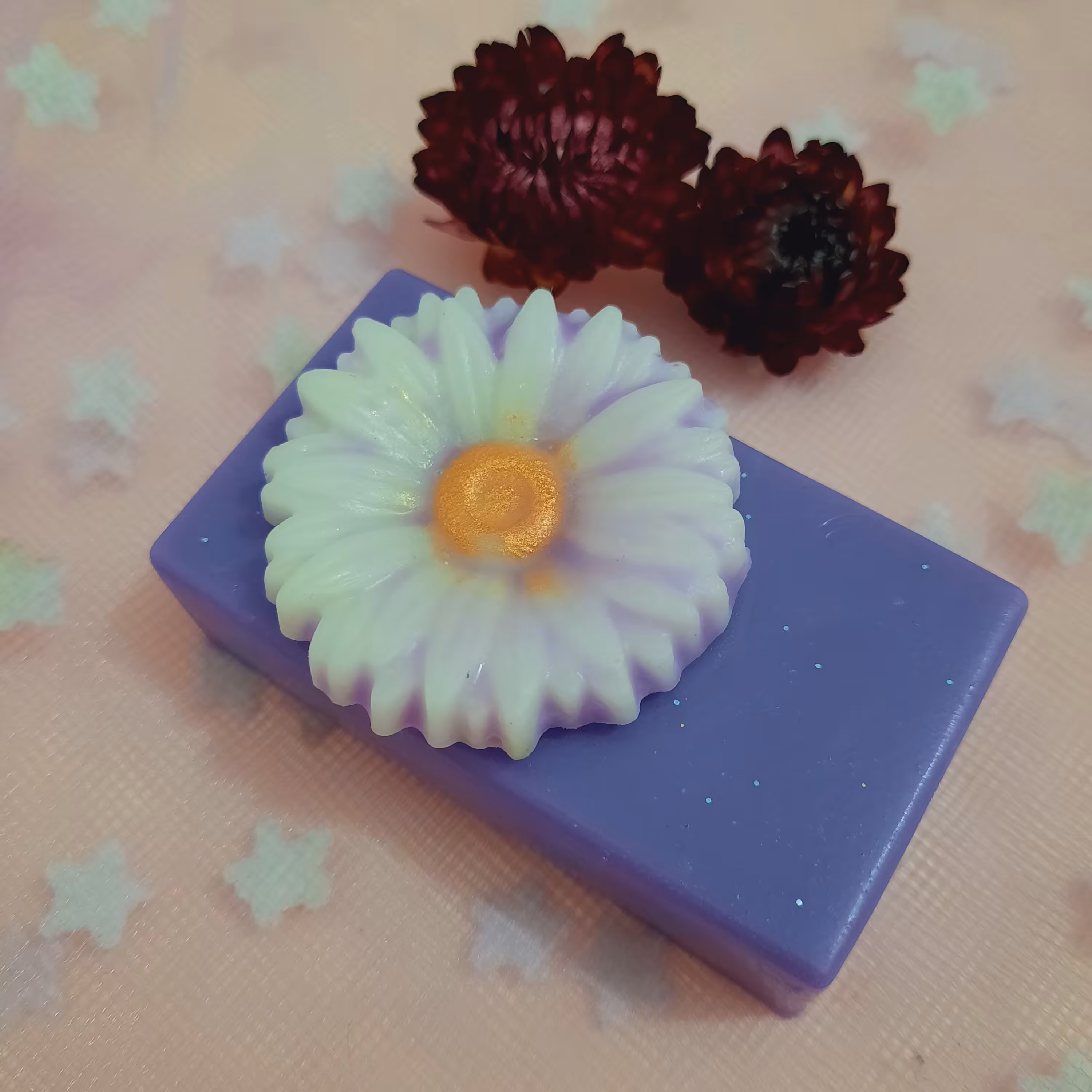 صابون گیاهی و درمانی دستساز طرح مستطیل گلداودی وزن85گرم،قیمت 75000تومان،روغنهاارگان،شی باتر،کرچک زیتون، ارگانرایحه رز