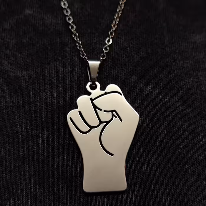گردنبند طرح مشت دست پلاک مشت دست پلاک استیل گردنبند استیل