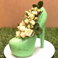 پک ویژه روز مادر کفش شکلاتی رنگ سبز با گل رز مینیاتوری سفید 