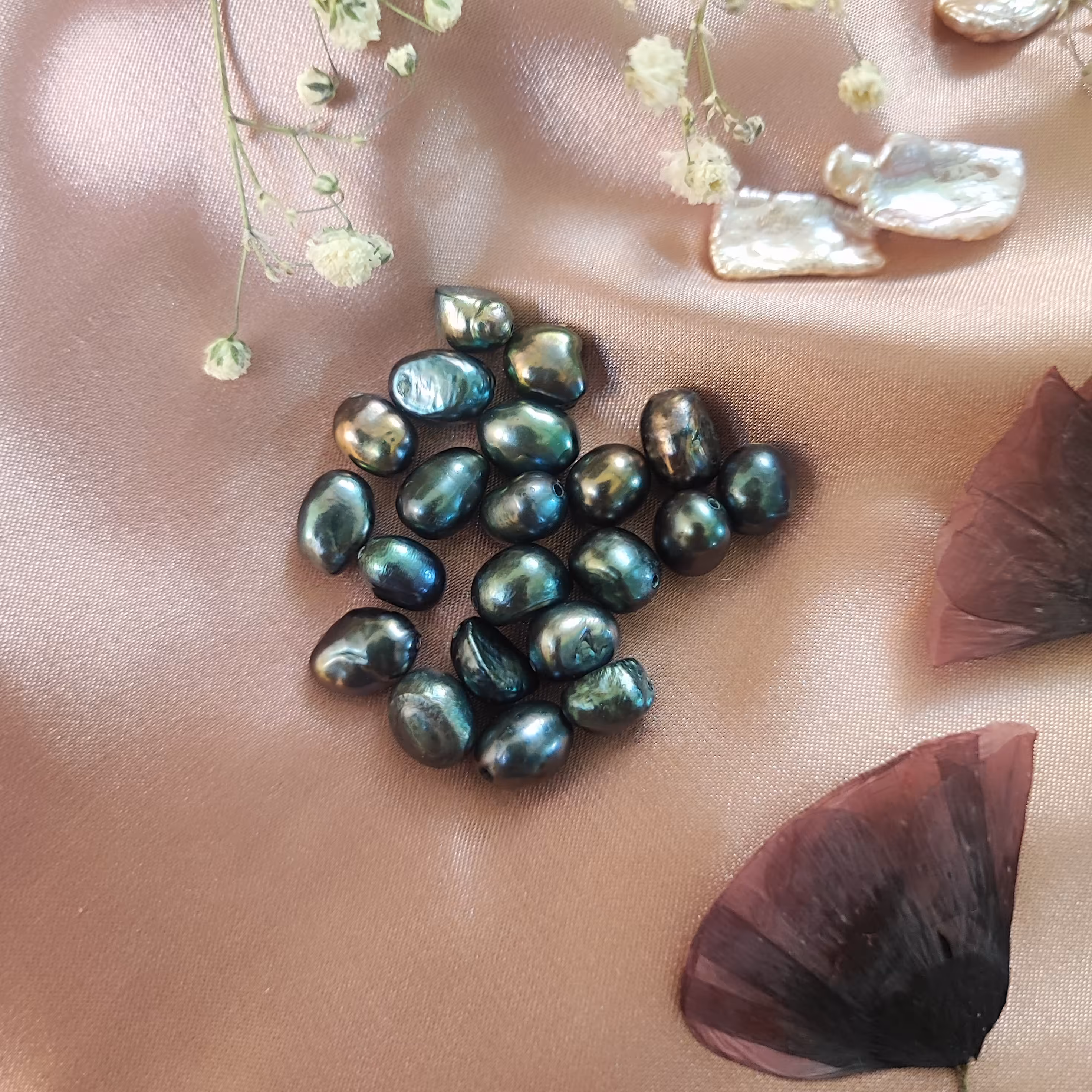 مروارید سیاه هفت رنگ  کبود پرورشی اصل طبیعی نامنظم سایز 8 دانه ای