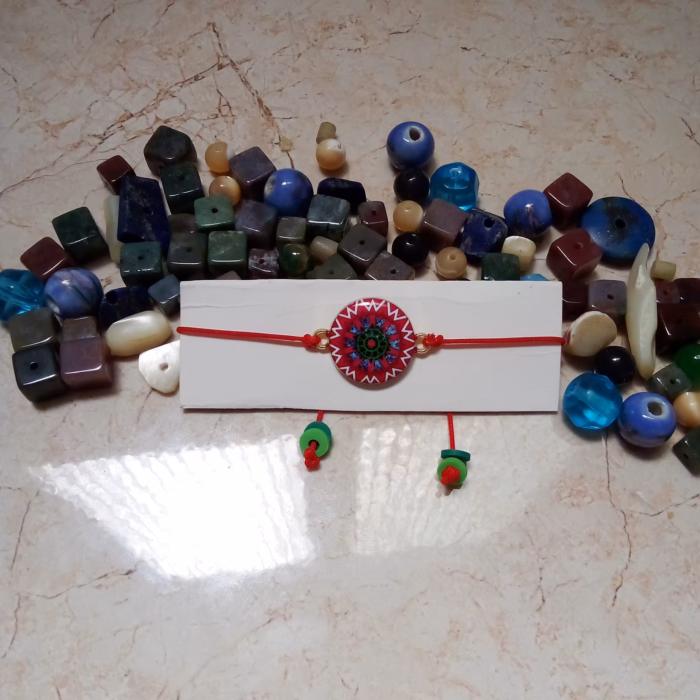 دستبند طرح ماندالا قرمز 