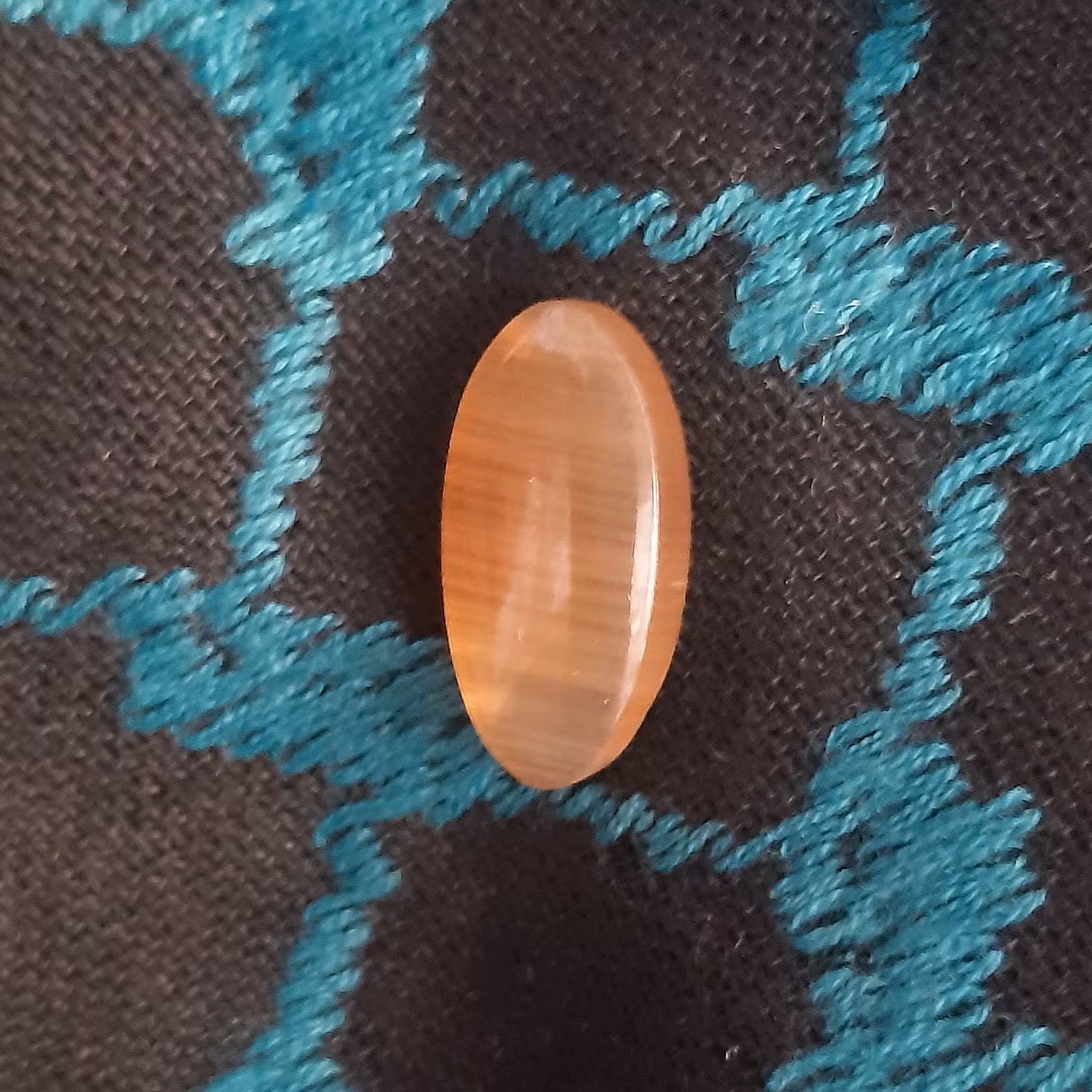 نگین عقیق عسلی کاملا طبیعی و معدنی با طرح بسیار زیبا