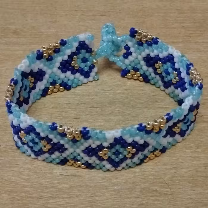 دستبند به رنگ آبی طلایی لاجوردی و سفید با منجوق گرد ژاپنی