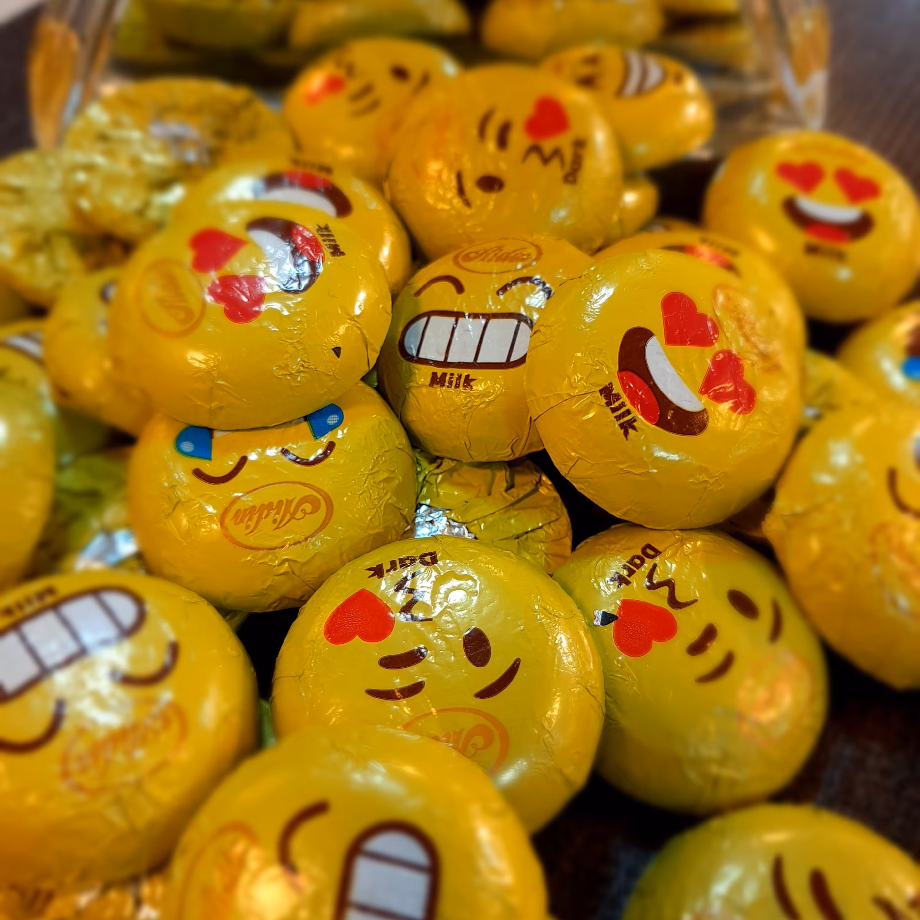 شکلات مخلوط ایموجی آیدین