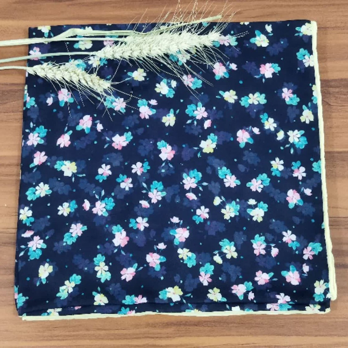 روسری گل ریز زمینه سورمه ای با گلای سورمه ای و سفید جنس سوپر کرپ عالی