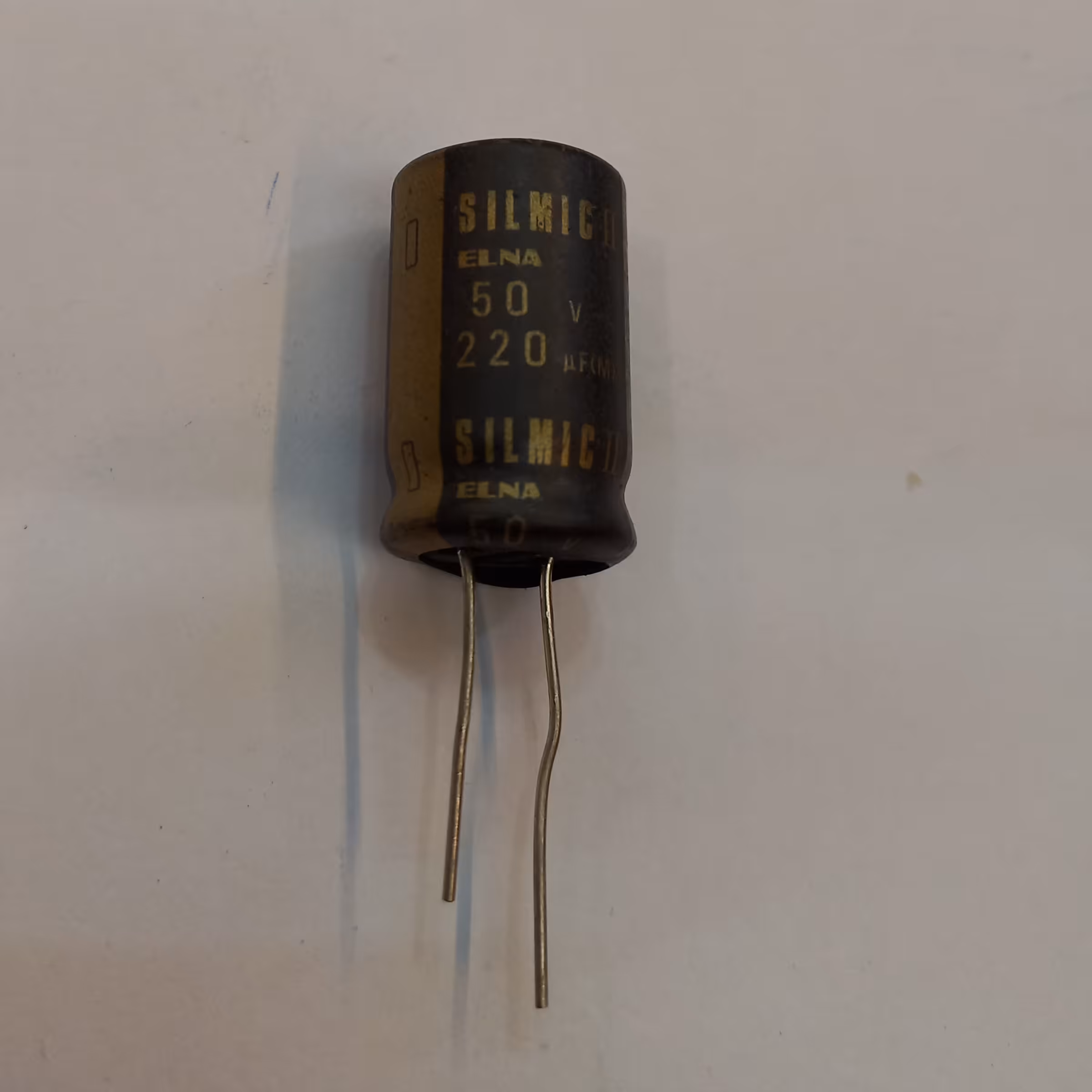 خازن سیلمیک 220 میکرو فاراد 50 ولت پک بسته 10 عددی 