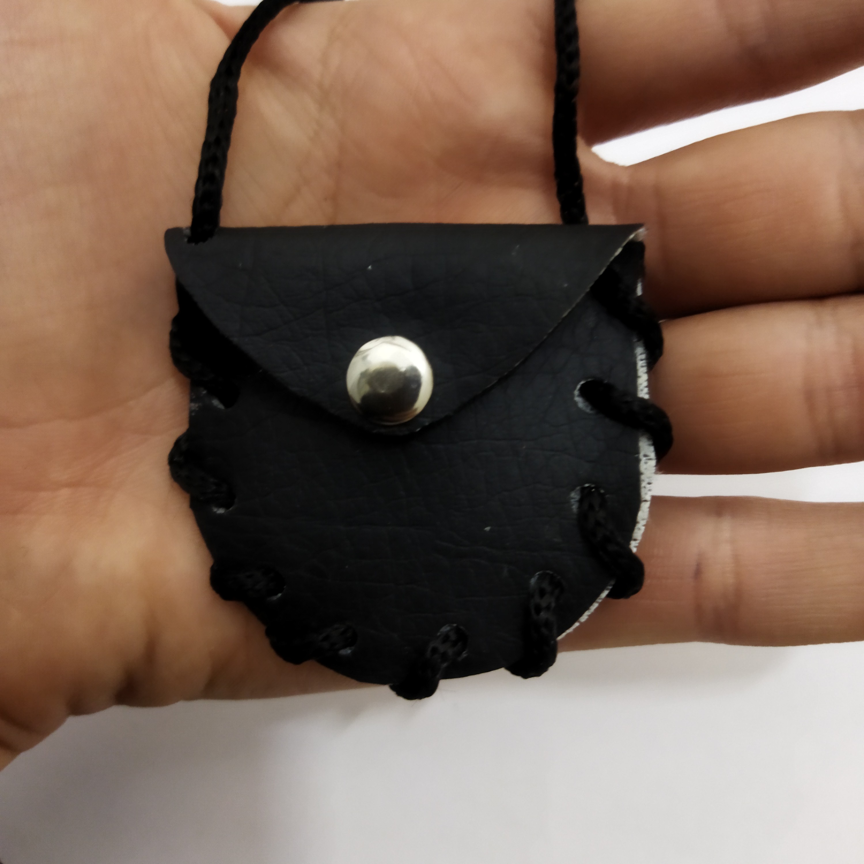 جا دعایی چرم (به قیمت عمده)        دکمه ای  گردن آویز