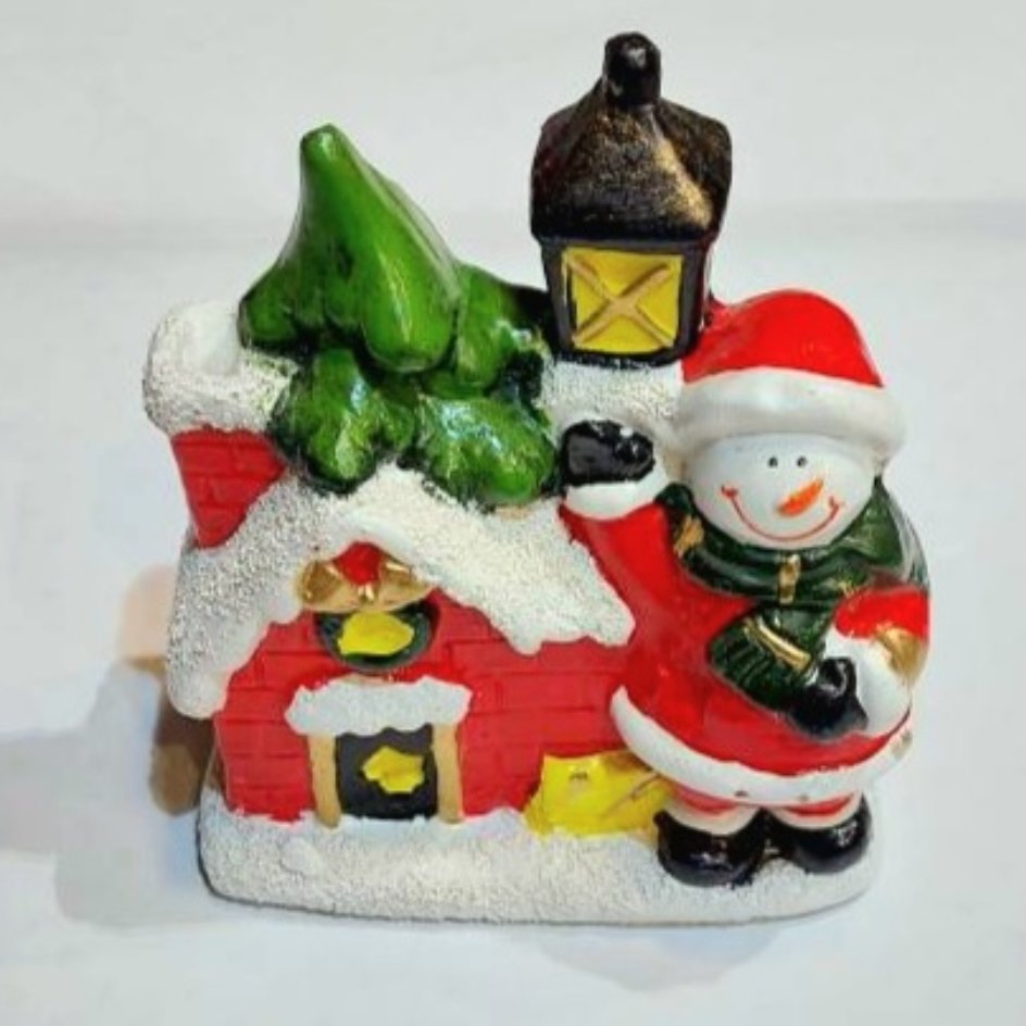 مجسمه آدم برفی و کلبه