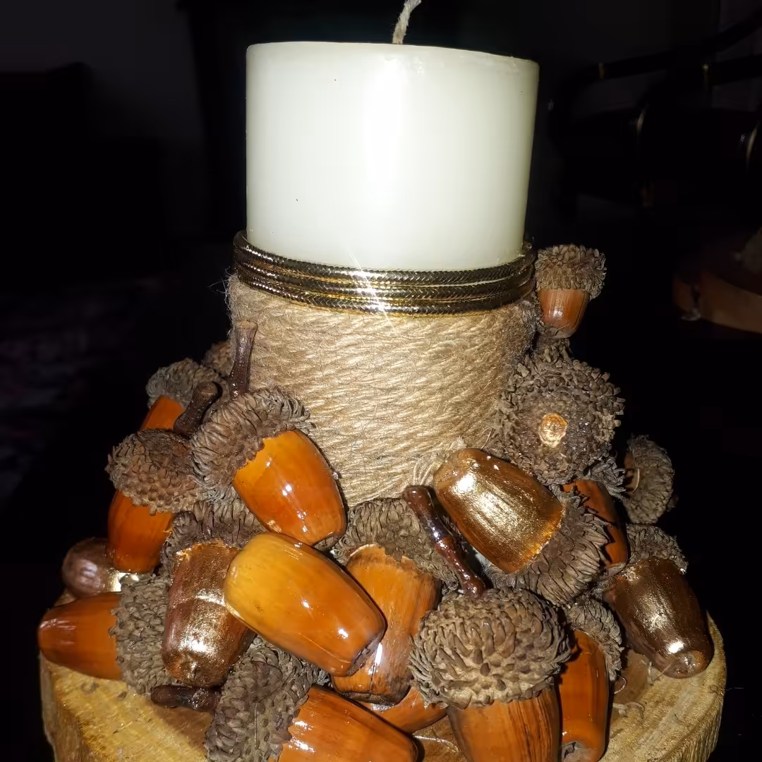 شمع روی  صفحه ی تنه ی چوب  باتزیینات بلوط و کاج و...