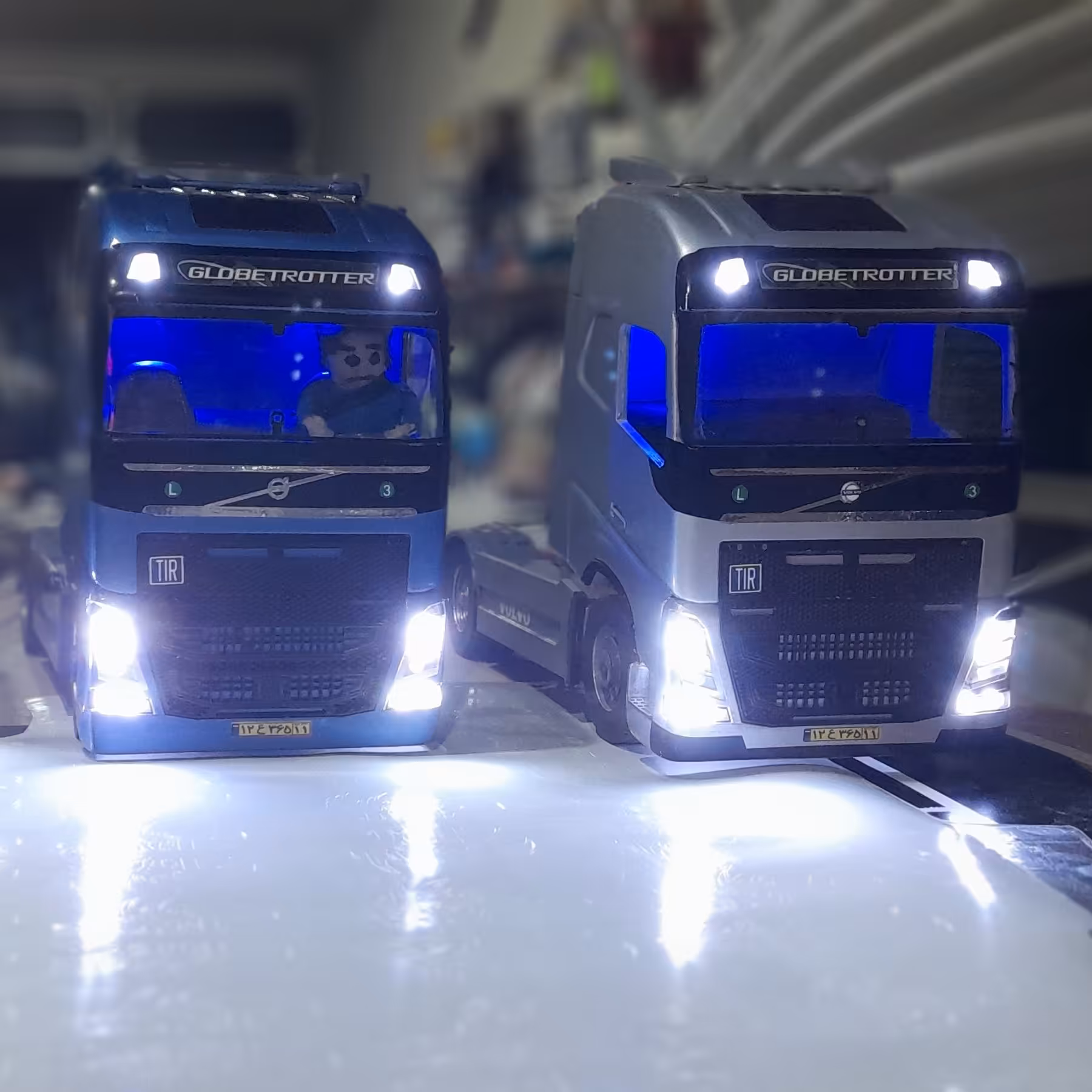 ماکت کامیون اف هاش 500 در  رنگ های سفید خاکستری آبی شرابی نقره ای با جزئیات عالی 