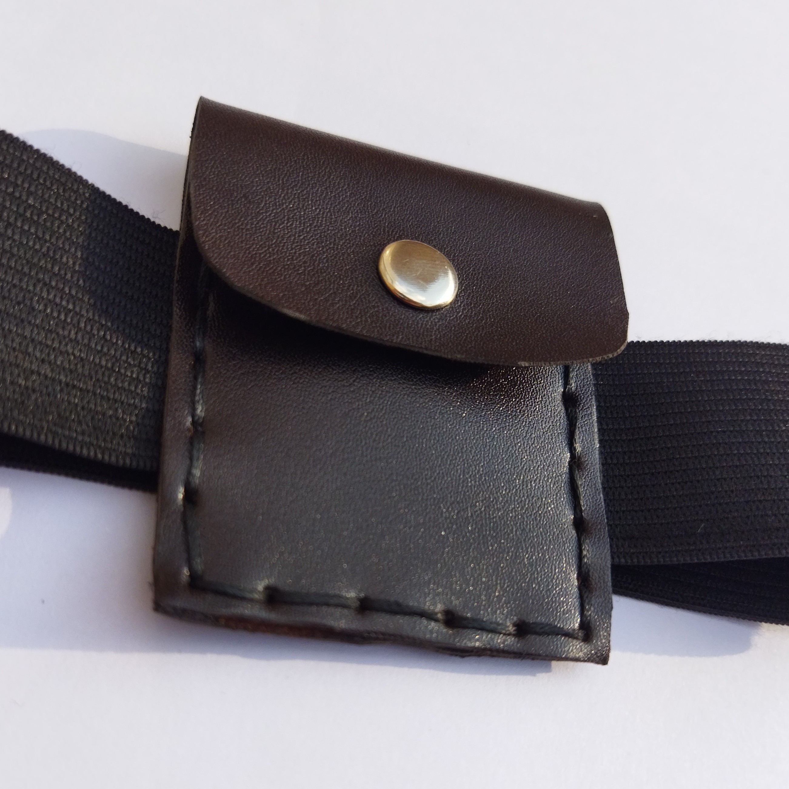 بازوبند چرم.کیف بازوبند. بازوبند . جای حرز. جادعایی. چرم. کیف چرم. جادعایی. جا دعایی چرم. جا حرزی