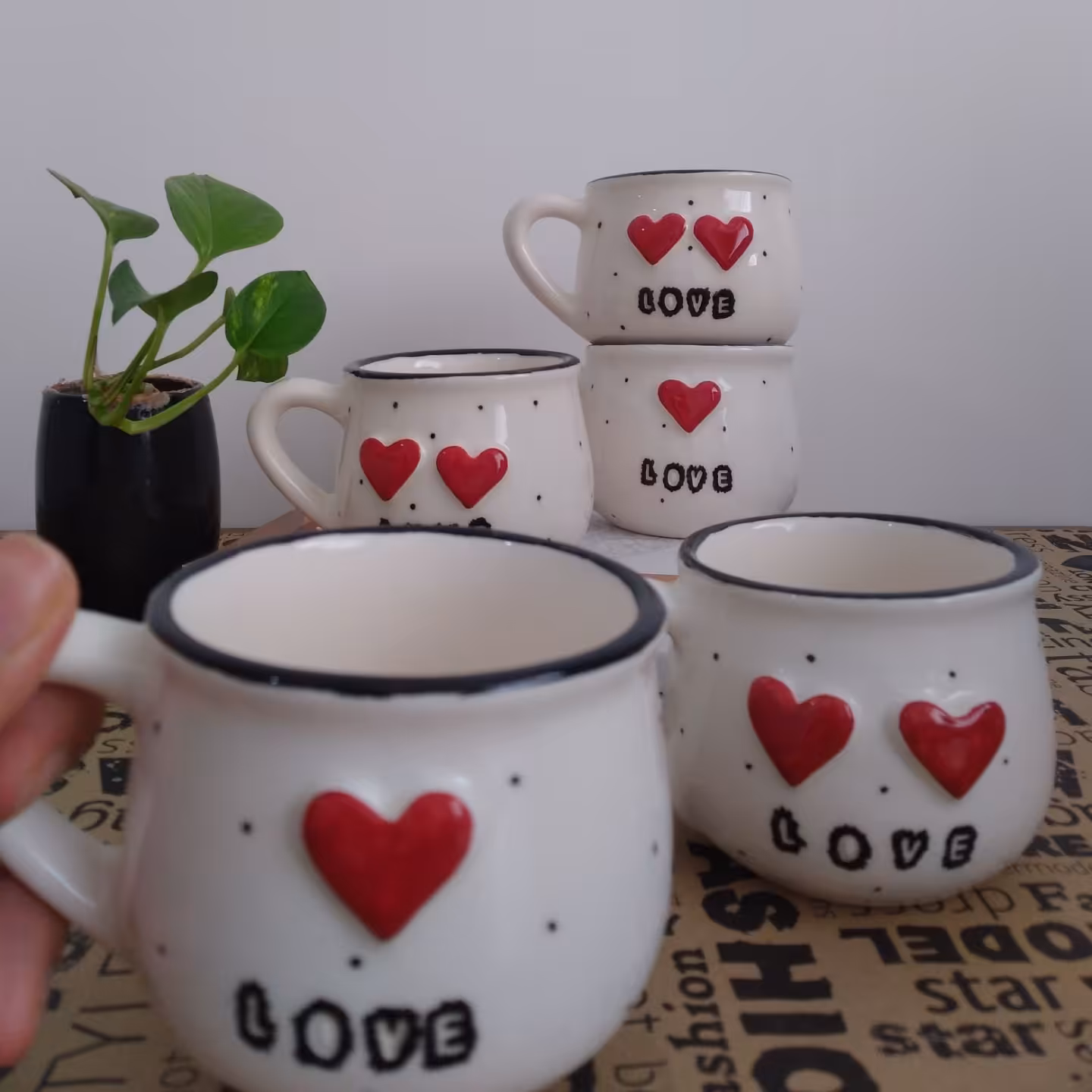 ماگ   دست  ساز   کپل  قلب  برجسته  ‌که‌دای‌نوشته‌برجسته‌  لاو‌‌وقلب‌‌برجسته   هست