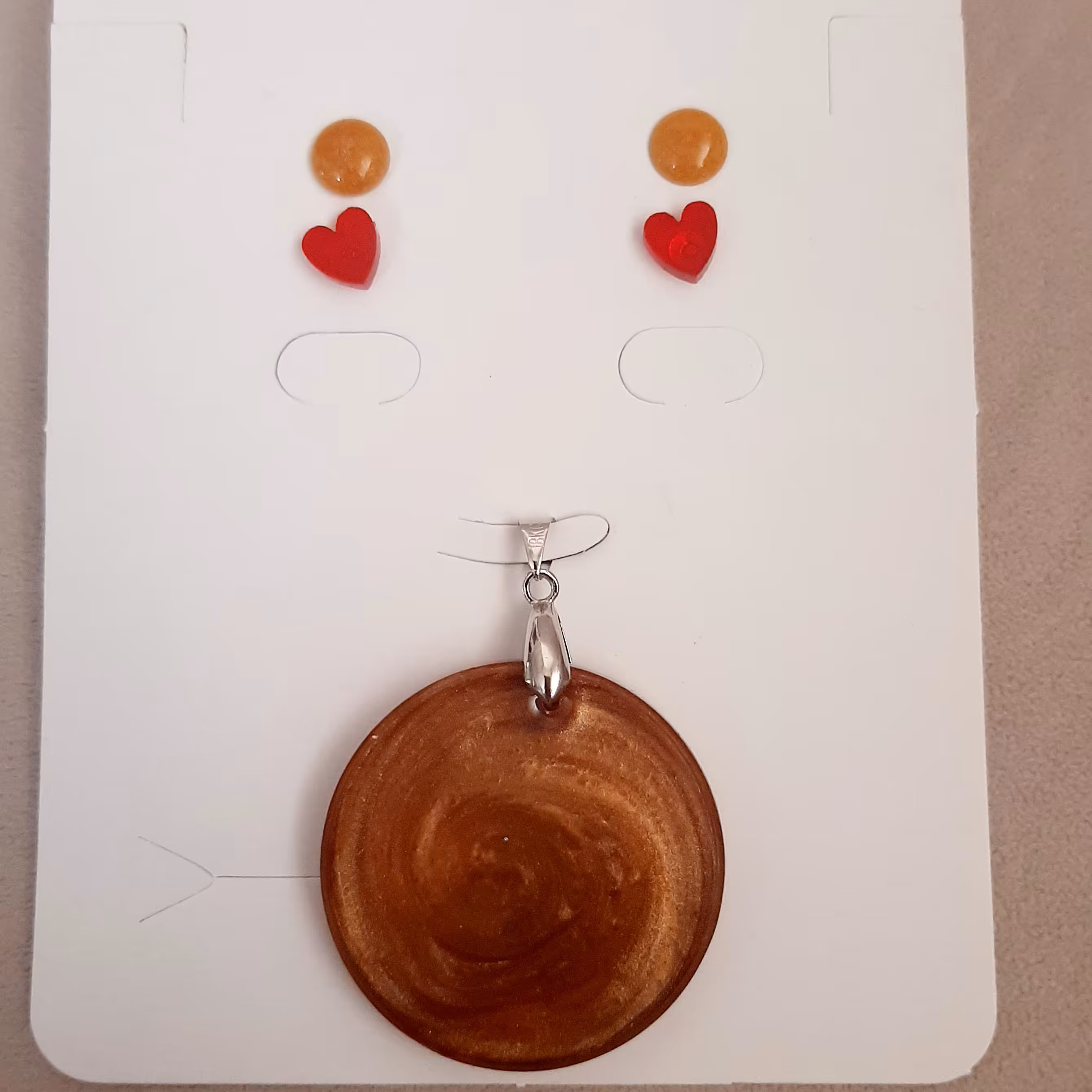 پلاک گردنبندی چرخ گردون مسی همراه دو جفت گلگوش