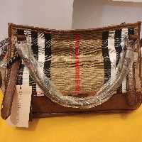کیف  دستی زنانه  باربریburberry    جنس کتون وچرم  دسته کوتاه و بند و دوشی   تک زیبا و جیب کوچک داخل کیف کرم قهوه ای 