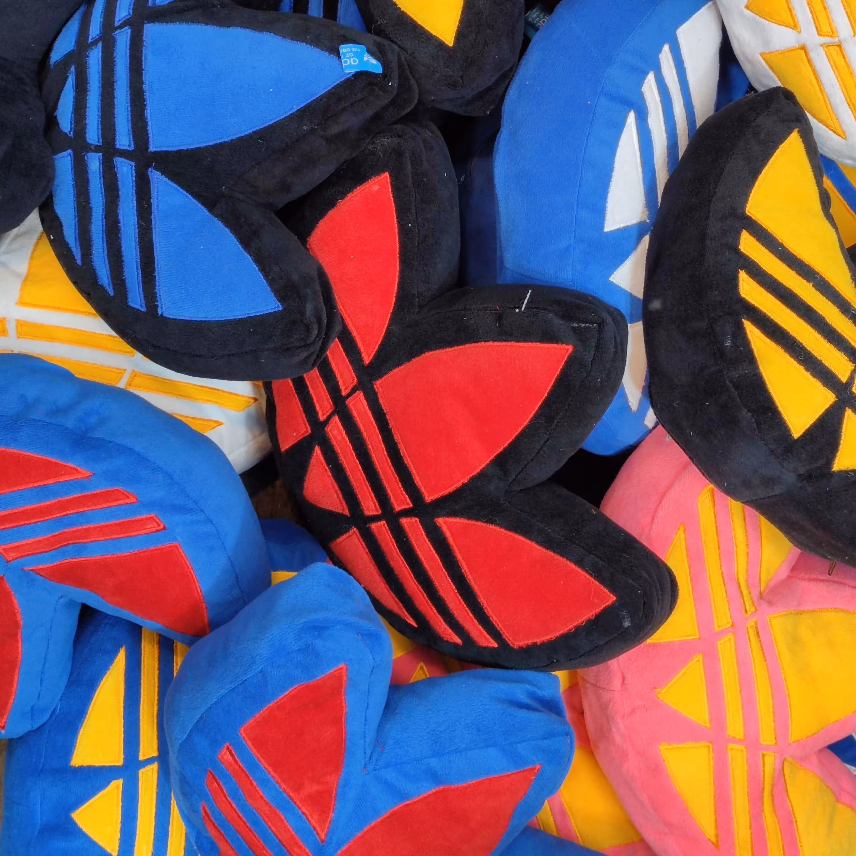 بالشتک آدیداس