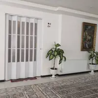 درب آکاردئونی pvc پنجره دار تمام روکش طرح چوب 