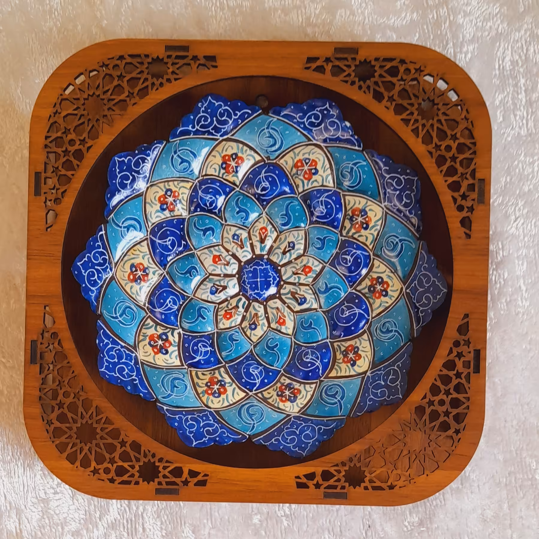 دیوار کوب میناکاری شده با قاب لیزری