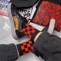 جوراب ساق شطرنج قرمز نیم ساق زمینه مشکی فری سایز