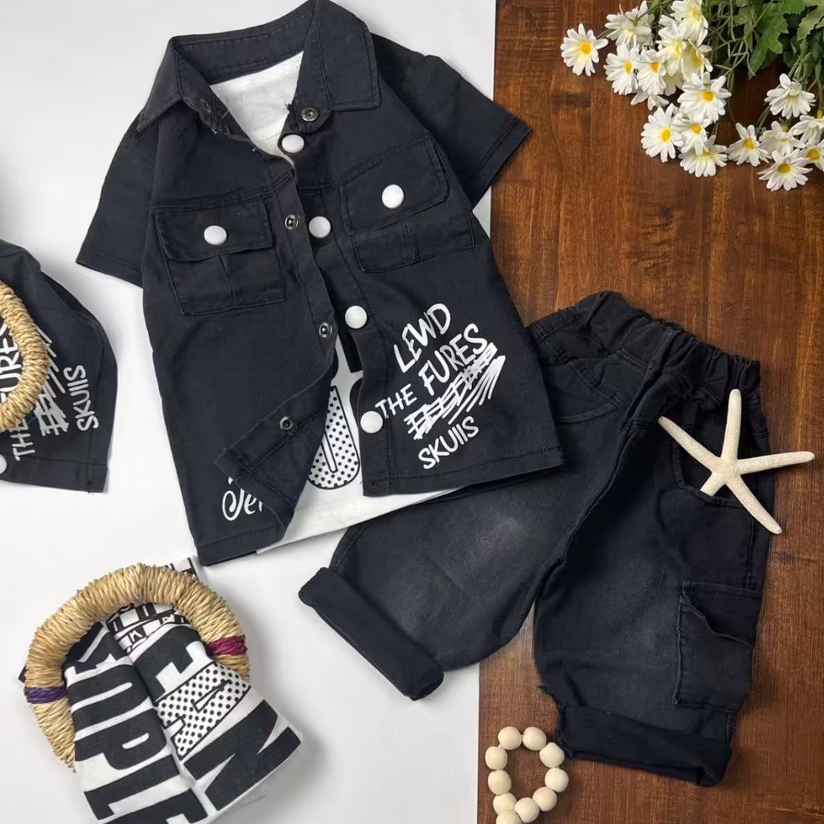 ست سه تیکه اسپرت کتان پسرانه دخترانه
کت و شلوارک و تاپ 
جنس کتان درجه یک خنک و تاپ زیری نخ پنبه 2 تا 8 سال 