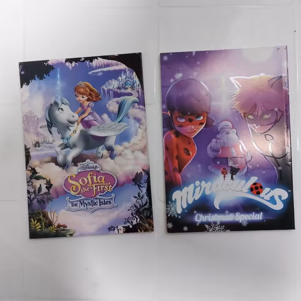 دفتر 50 برگ تک خط ته چسب جلد گلاسه طرح  دخترانه داخله 4 رنگ هماهنگ با طرح جلد آراز بیکران آساناپخش 