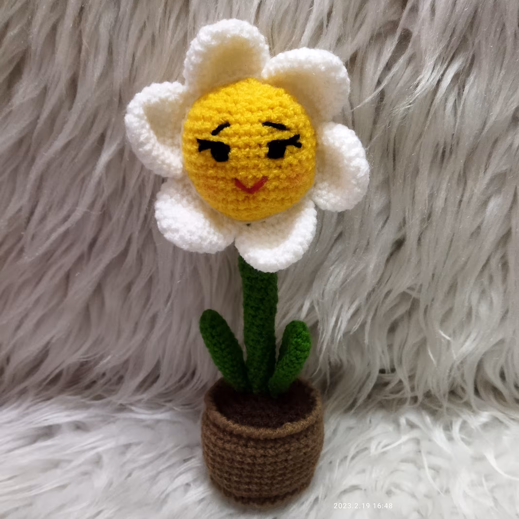 گل همیشه بهار بافتنی  به همراه گلدان متصل به ساقه گل قلاب بافی شده