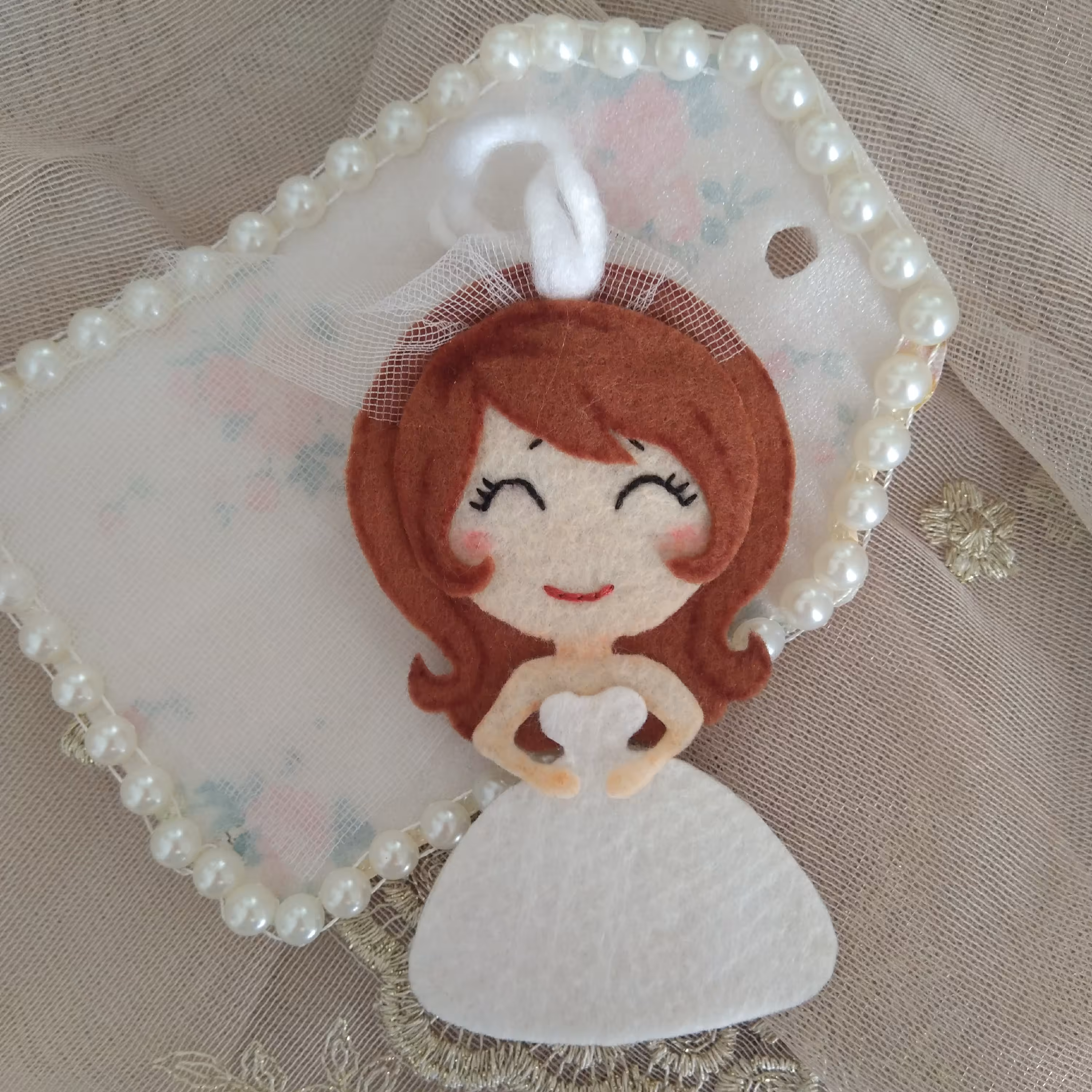 گیفت نمدی عروس با صورت فانتزی بصورت سه بعدی با زمینه مرواریدی