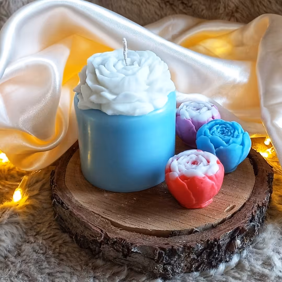 شمع استوانه و گل آلاله