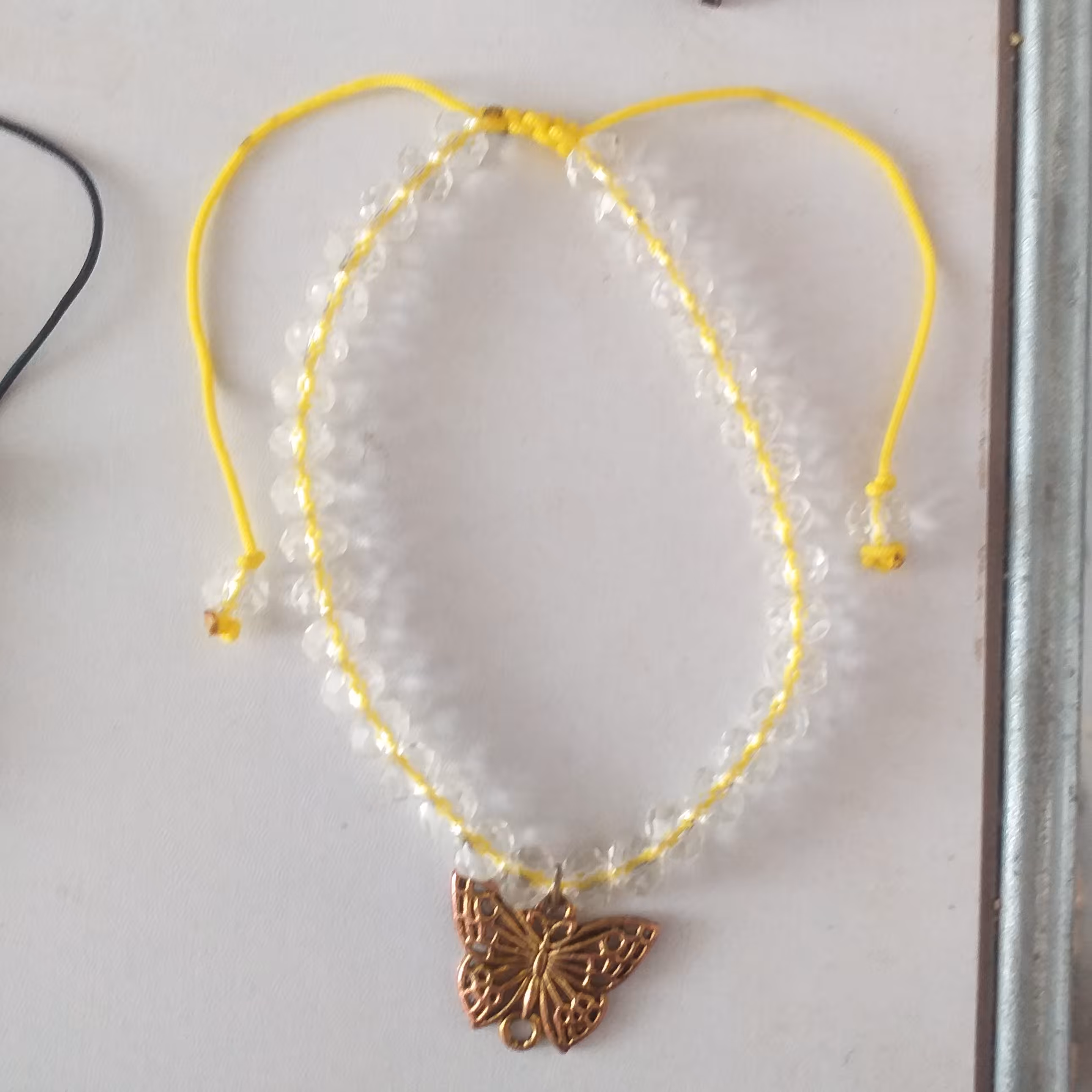 دستبند  پروانه ای رنگ شفاف 