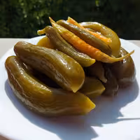 خیارشور درجه یک تهیه شده از خیار بوته ای ارگانیک