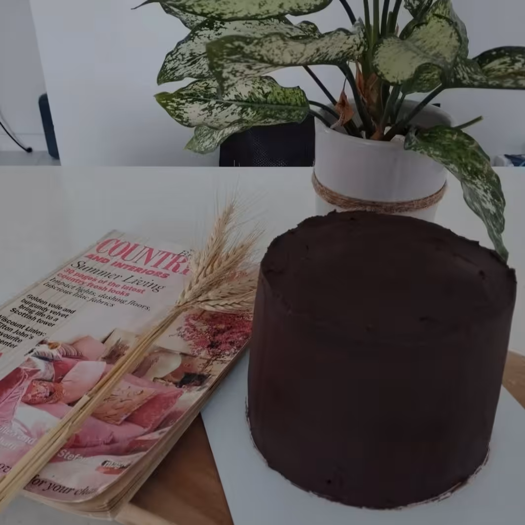 کیک خامه ای شکلاتی با فیلینگ توت فرنگی 