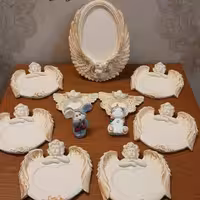 هفت سین مدل فرشته جنس پودرسنگ هنری ترک 6 عدد ظرف فرشته هفت سین و 1 عدد جا آینه ای فرشته با آینه 