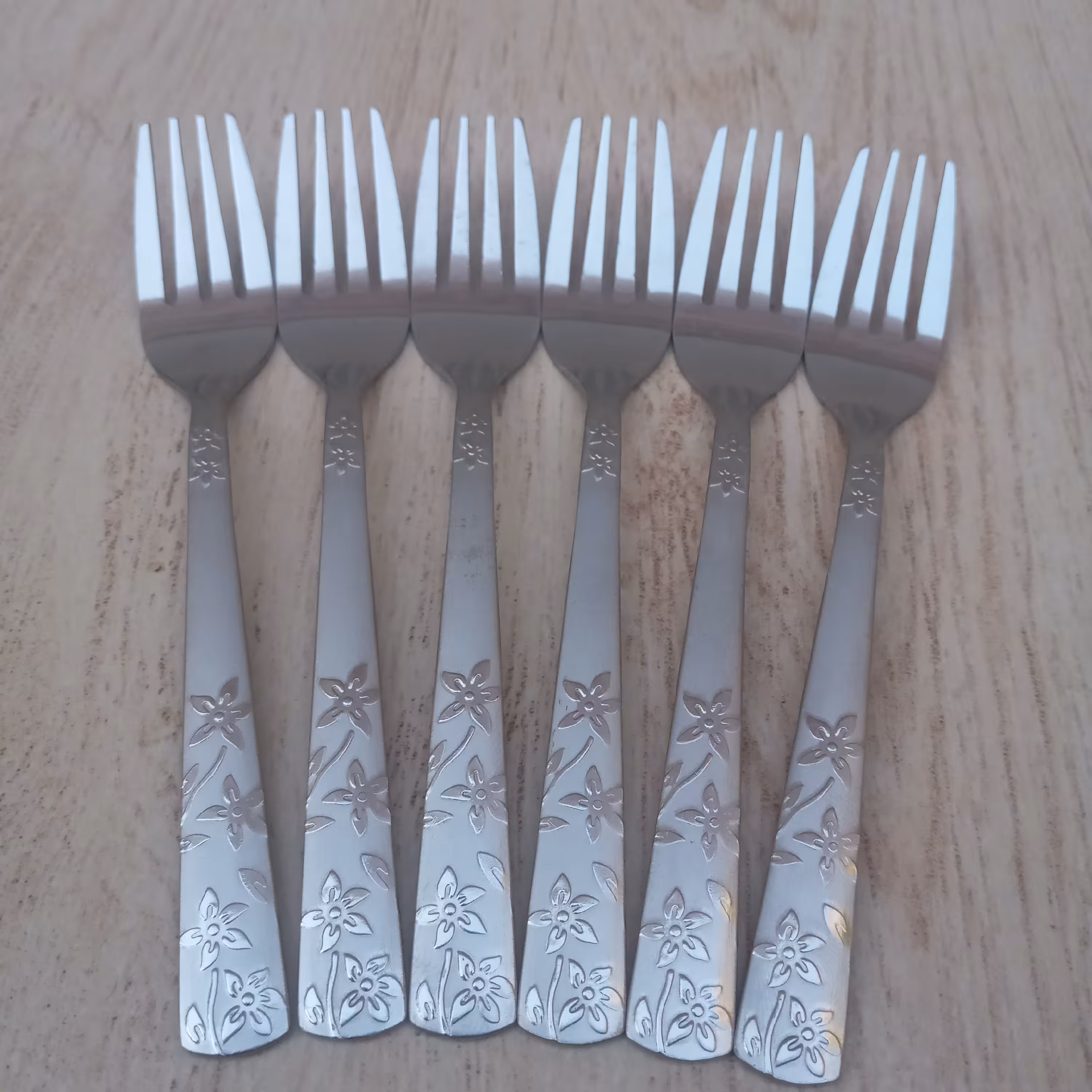 چنگال میوه خوری طرح گل ریز  بسته 6 عددی جنس فولاد ضد زنگ عیار 18 ضخامت 2 میل 